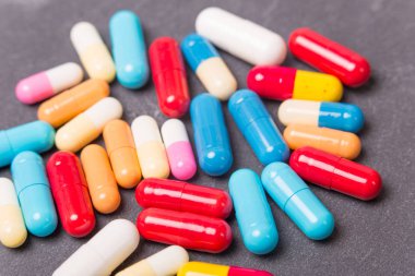 farklı tabletler haplar kapsül yığınları karışık terapi ilaçları