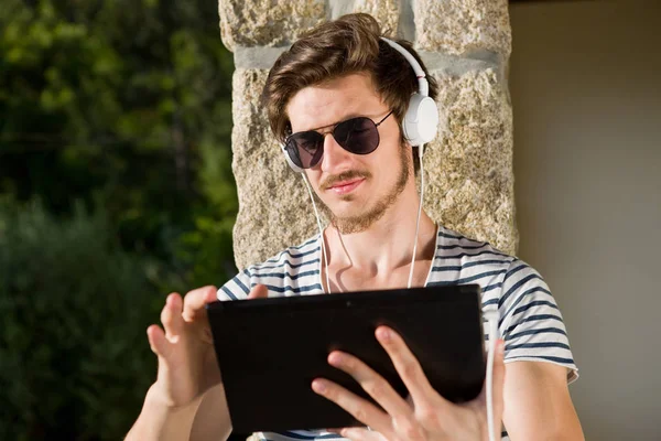 Młody Człowiek Słuchanie Muzyki Słuchawkami Outdoor — Zdjęcie stockowe