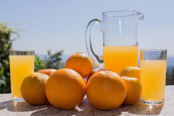 Délicieux Jus Orange Oranges Sur Table Dans Jardin — Photo