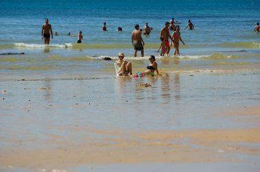 İnsanlar, ünlü plajı, Olhos de Agua Albufeira. Bu plaj Algarve bölgesinin ünlü turistik bir parçasıdır.