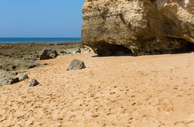 ünlü plajı, Olhos de Agua Albufeira. Bu plaj Algarve bölgesinin ünlü turistik bir parçasıdır.