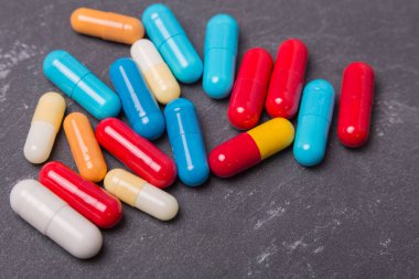 farklı tabletler haplar kapsül yığınları karışık terapi ilaçları