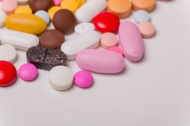 farklı tabletler haplar kapsül yığınları karışık terapi ilaçları