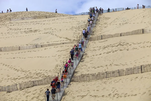 人们前往著名的皮 在欧洲 在皮拉 Sur Mer 法国最高的沙丘沙丘 — 图库照片