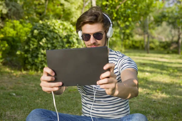 Młody Człowiek Słuchanie Muzyki Słuchawkami Outdoor — Zdjęcie stockowe