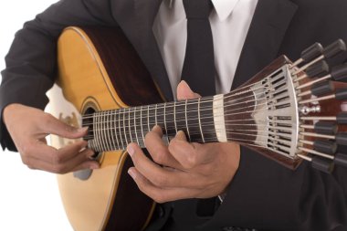 Portekiz gitar çalma bir frets parmaklarında bir adamla görüntüsünü kapatmak