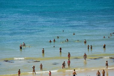İnsanlar, ünlü plajı, Olhos de Agua Albufeira. Bu plaj Algarve bölgesinin ünlü turistik bir parçasıdır.