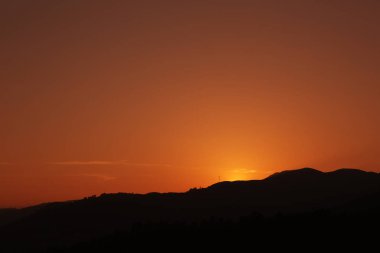 Kuzey Portekiz 'deki Peneda Geres Ulusal Parkı' nda günbatımı manzarası.