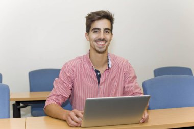 Sınıfta gelişigüzel bir genç öğrenci.