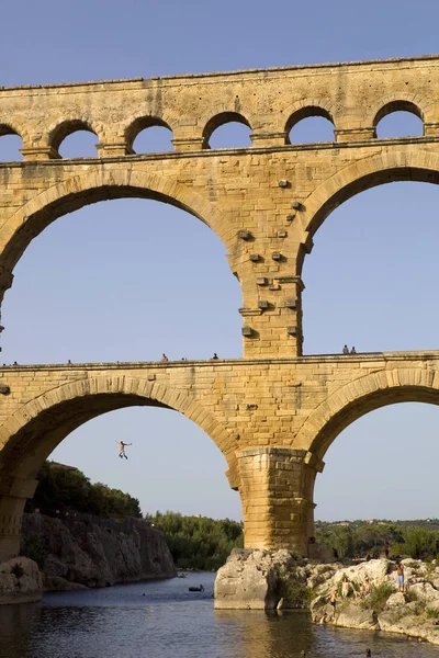 Mężczyzna Skacze Słynny Pont Gard Rzymski Akwedukt Pont Gard Remoulins — Zdjęcie stockowe