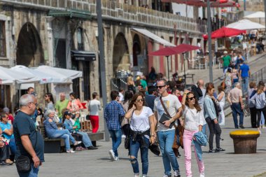 Turistler ve yerliler Douro nehir kıyısında Dom ben köprü, Luis Porto, Portekiz yakınındaki Ribeira keyfini çıkarın. 