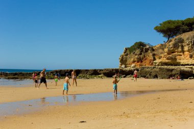 İnsanlar, ünlü plajı, Olhos de Agua Albufeira. Bu plaj Algarve bölgesinin ünlü turistik bir parçasıdır.