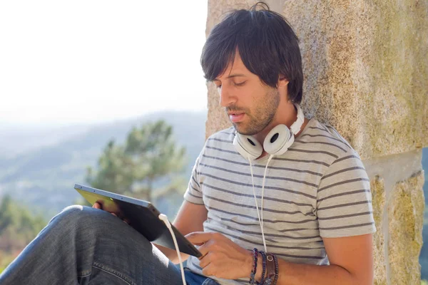 Giovane Che Lavora Con Tablet Ascoltando Musica Con Cuffie All — Foto Stock