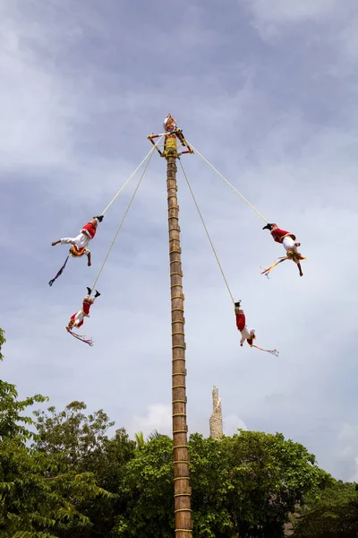 Danza Los Voladores Totonac Realizando Antiguo Ritual Tulum México —  Fotos de Stock