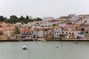 Ferragudo balıkçı köyü Algarve, Portekiz içinde ısmarlayarak