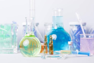 Bir ampul uyuşturucu içeren şırıngalar