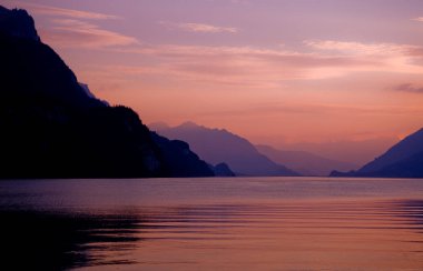 İsviçre, Brienz 'de gün batımında İsviçre Gölü