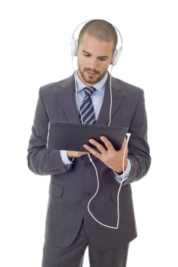 Bir tabletle çalışan genç işadamı, izole edilmiş.