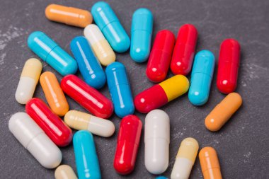 farklı tabletler haplar kapsül yığınları karışık terapi ilaçları