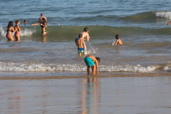 Emberek Híres Strand Olhos Agua Albufeira Strand Algarve Híres Turisztikai — Stock Fotó