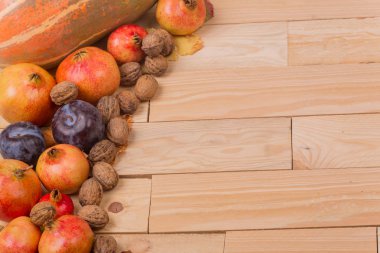 Sonbahar natürmortu, fotokopi alanı, ahşap arka plan, sonbahar kompozisyonu. Metin için boş alan