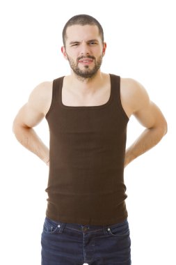 Genç adam acı içinde sırtını tutuyor, beyaz arka planda soyutlanmış.