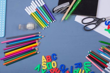 Mavi ahşap arka planda okul konseptine dönelim.