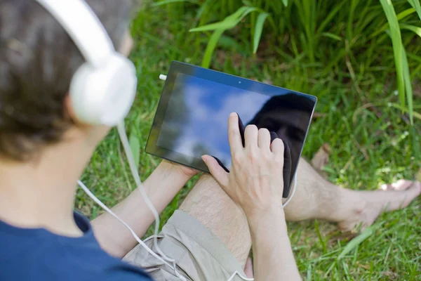 Dettaglio Del Giovane Che Rilassa Con Tablet Ascoltando Musica Con — Foto Stock