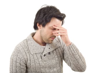 Başı ağrıyan, bembeyaz genç bir adam.