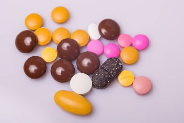 farklı tabletler haplar kapsül yığınları karışık terapi ilaçları
