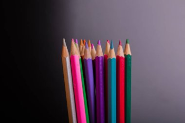 Koyu arkaplanda, ahşap renkli kalemler.