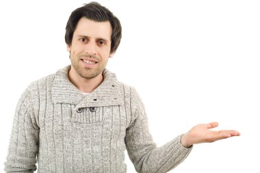 Dost canlısı genç adam kendi tarafını gösterip kameraya bakıyor. beyaz arkaplanda izole