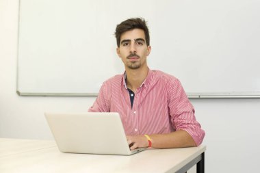 Sınıfta gelişigüzel bir genç öğrenci.