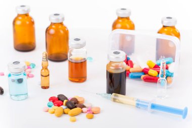 Beyaz arka planda farklı uyuşturucu türleri