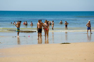 İnsanlar, ünlü plajı, Olhos de Agua Albufeira. Bu plaj Algarve bölgesinin ünlü turistik bir parçasıdır.