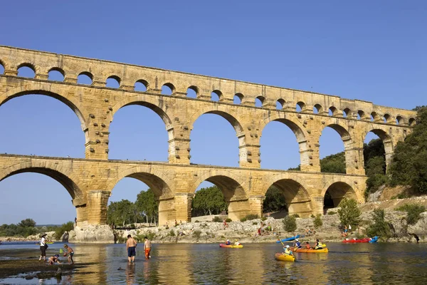 Pessoas Perto Famoso Marco Antigos Arcos Duplos Aqueduto Romano Pont — Fotografia de Stock