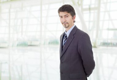 Ofisteki genç iş adamı portresi.