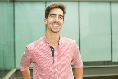 mutlu genç casual adam portresi