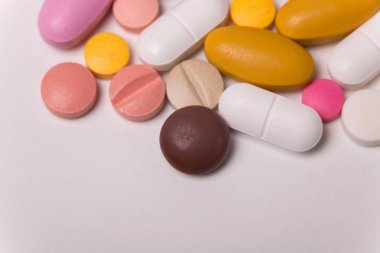 farklı tabletler haplar kapsül yığınları karışık terapi ilaçları