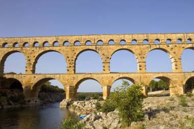 Ünlü antik eski çift kemer Pont du Gard, Nimes, Fransa Roma su kemeri, yakın kişi