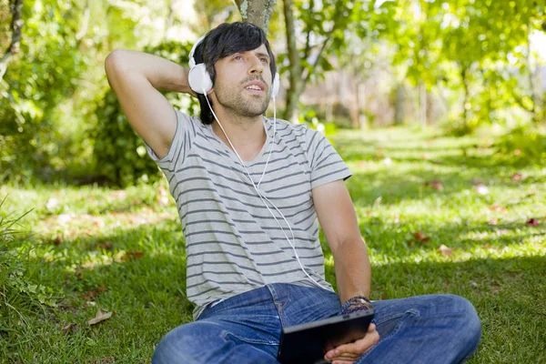 Jeune Homme Relaxant Avec Une Tablette Écouter Musique Avec Des — Photo