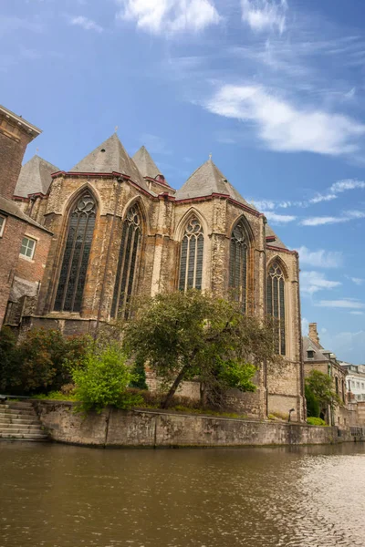 比利时根特中世纪城市圣米高教堂 圣马可教堂 紧邻河流 — 图库照片