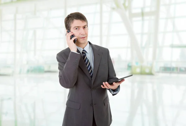 Geschäftsmann Mit Touchpad Des Tablet Pcs Telefon Büro — Stockfoto