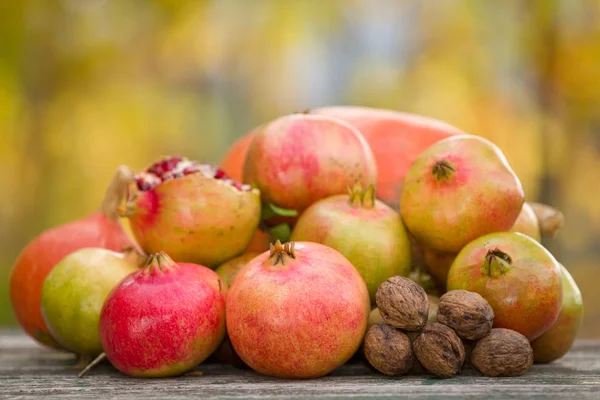 Verse Herfst Vruchten Een Houten Tafel — Stockfoto