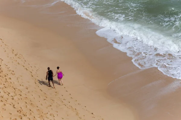 유명한 해변의 프라이아 고아에 마리나 드에서 사람들 Algarve의 유명한 일부인이 — 스톡 사진