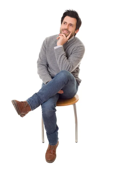 Homem Casual Feliz Uma Cadeira Isolado Fundo Branco — Fotografia de Stock