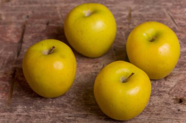 eski ahşap bir masa studio resim üzerinde sarı elmalar