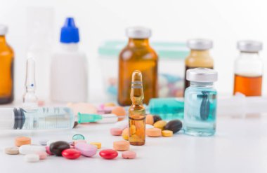 farklı tabletler haplar kapsül yığınları karışık terapi ilaçları