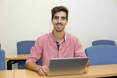 Sınıfta gelişigüzel bir genç öğrenci.