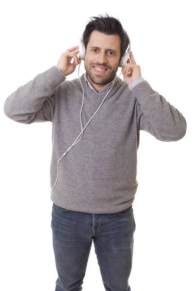 Casual Jovem Ouvindo Música Com Fones Ouvido Isolado Fundo Branco — Fotografia de Stock